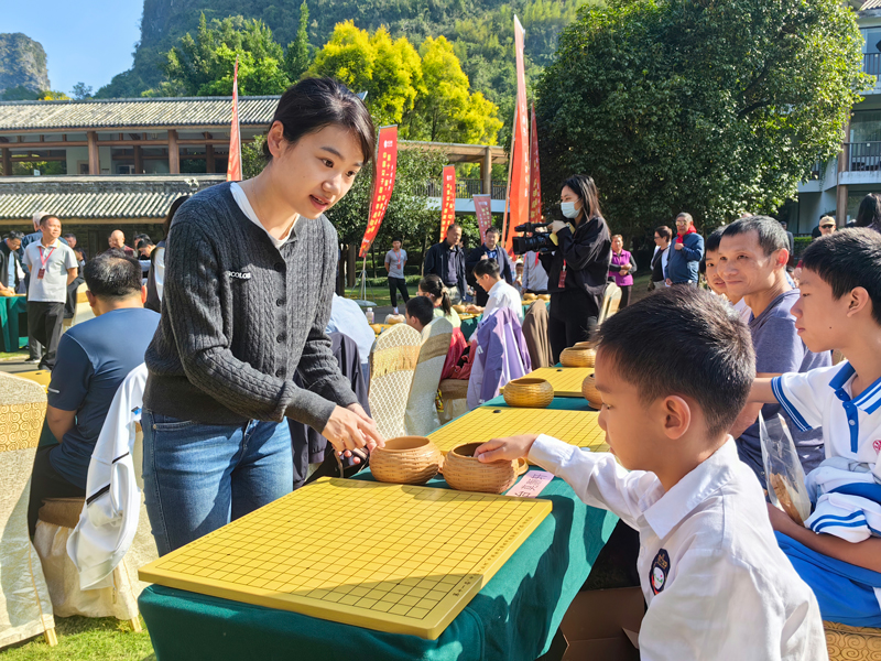 於之瑩在下指導(dǎo)棋。