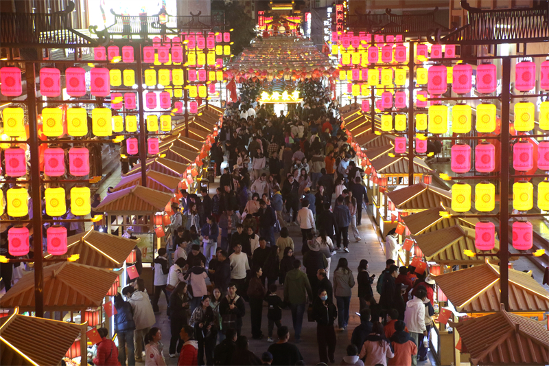 敦煌夜市。敦煌市委宣傳部供圖，張曉亮攝